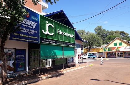 Los locales GSM y J&C Electronic, en la calle Iguazú casi esquina avenida San Martín, desde allí Ezequiel Nuñes realizó varios "hackeos" o duplicaciones de SIM cards, otros trabajos los realizó con el wi-fi de la casa. Los locales fueron allanados pero ya la otro día seguían trabajando normalmente. "Necesitamos que nos devuelvan aparatos que dejaron clientes para reparar", reclama César Mercado, dueño de los locales y amigo del padre de Ezequiel Nuñes.