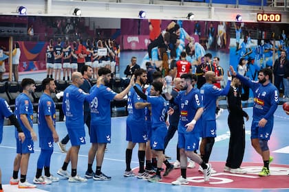 Los "locales" se saludan una vez finalizado el partido