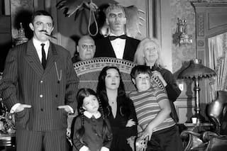 Dos esposas parecidas a Morticia y una boda en un cementerio: la singular vida del creador de Los locos Addams