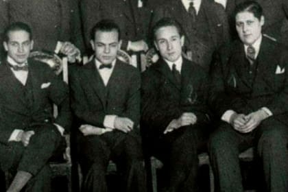Los Locos de la Azotea, responsables de la primera transmisión radiofónica en Argentina. Fuente: El Litoral.