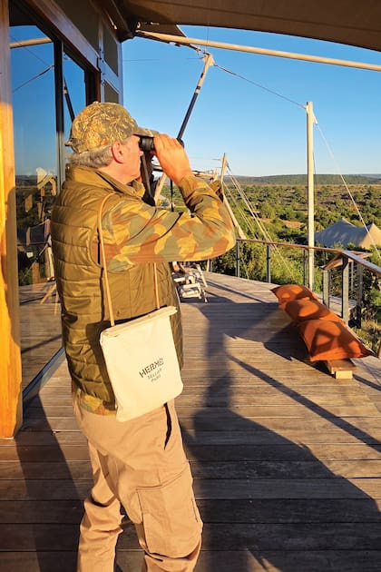 Los looks de Javier Iturrioz
incluyeron variedad de
camouflages y atuendos de safari
(de Valentino, Hermès, Ralph
Lauren…). Con binoculares, mira
animales desde el deck de una de
las carpas de Sindile, un lodge de
lujo.