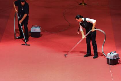 Empleados limpian la alfombra roja durante la apertura y proyección del film "The Dead Dont Die" durante el Festival de Cannes