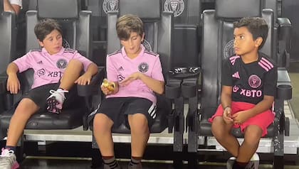 Los looks de los hijos de Lionel Messi, Mateo y Ciro en DRV PNK Stadium