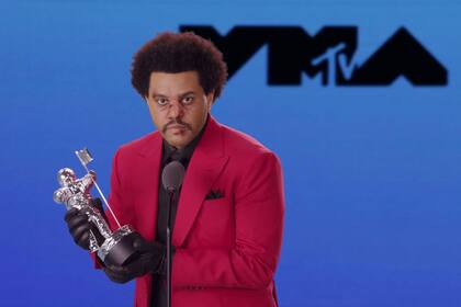 The Weeknd, con pelo afro, traje rojo y guantes