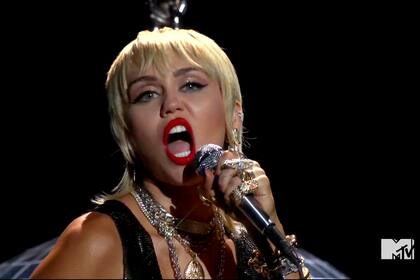 Miley Cyrus, en cambio, optó por un modelo más sexy con transparencias 