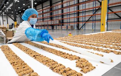 Los lotes retirados incluyen códigos específicos de productos y fechas de vencimiento, información disponible en el sitio web oficial de MadeGood (Imagen ilustrativa de Riverside Natural Foods Inc)