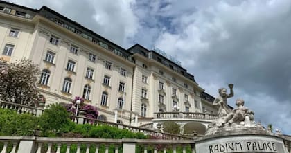 Los lujosos balnearios que bombean agua radiactiva atraen a turistas que buscan terapias alternativas en Jáchymov