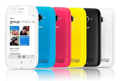 Los Lumia 710 tienen frentes blancos o negros y tapas de batería de colores