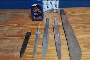 Los machetes que le secuestraron al agresor