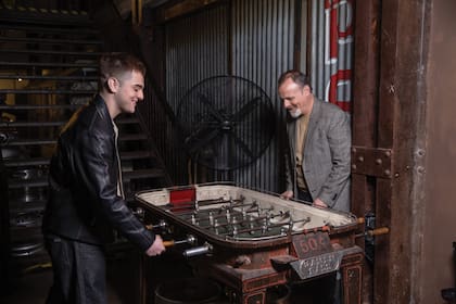 Los Machin se enfrentaron, entre risas, en un partido de metegol. Además de compartir su amor por la actuación, Luis y Lorenzo se divierten mucho con juegos de mesa.