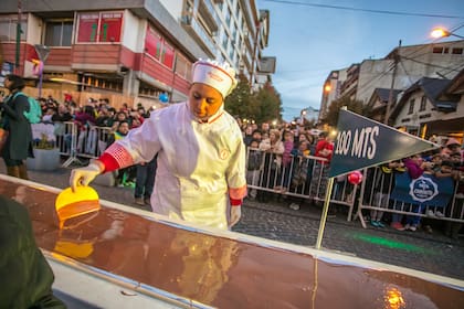 Los maestros chocolateros se juntarán sobre la calle Mitre para elaborar “la barra de chocolate más larga del mundo”