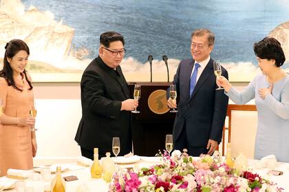 Los mandatarios de las dos Coreas, junto a sus esposas