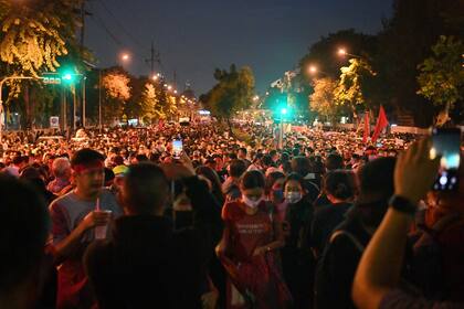Los manifestantes a favor de la democracia participan en una manifestación antigubernamental frente a la Casa de Gobierno en Bangkok