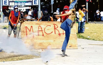 Los manifestantes actuaron encapuchados y con palos, y fueron repelidos con gases y balas de goma