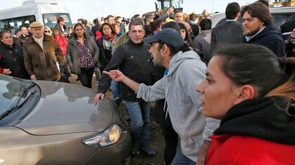 Los manifestantes agredieron un auto de la comitiva de Macri, pero el mandatario se habia ido minutos antes en una camioneta