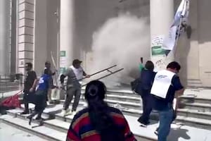 Los manifestantes, al atacar el ingreso a la Legislatura de Santa Fe