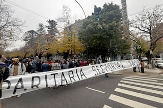 Corte de tránsito y protesta salarial contra un ministro de Axel Kicillof