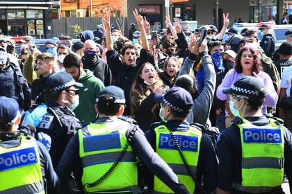 Los manifestantes antibloqueo protestan en el mercado Queen Victoria de Melbourne, el 13 de septiembre de 2020, en medio de la pandemia de coronavirus