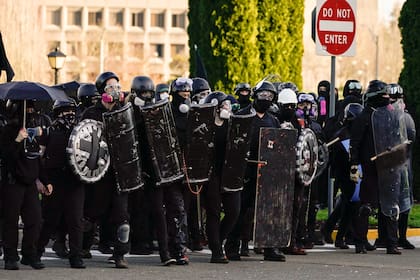 Los manifestantes antifascistas observan a los partidarios del presidente Donald Trump durante los enfrentamientos políticos el 12 de diciembre de 2020 en Olympia, Washington