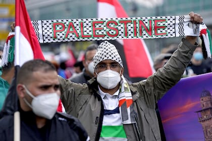 Los manifestantes asisten a una manifestación de protesta en solidaridad con los palestinos en Berlín, Alemania, el sábado 15 de mayo de 2021. La gente se reúne para conmemorar el 'Día de la Nakba', el aniversario del desplazamiento de cientos de miles de refugiados de lo que ahora es Israel durante la guerra de 1948 que rodea su creación.