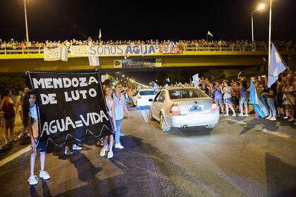 La marcha de los defensores del agua llegó a Luján de Cuyo; los manifestantes duermen en la ruta nacional 40 y mañana continúan hacia la capital de Mendoza