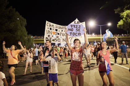 La marcha de los defensores del agua llegó a Luján de Cuyo; los manifestantes duermen en la ruta nacional 40 y mañana continúan hacia la capital de Mendoza