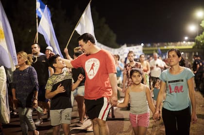 La marcha de los defensores del agua llegó a Luján de Cuyo; los manifestantes duermen en la ruta nacional 40 y mañana continúan hacia la capital de Mendoza