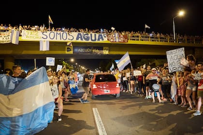 La marcha de los defensores del agua llegó a Luján de Cuyo; los manifestantes duermen en la ruta nacional 40 y mañana continúan hacia la capital de Mendoza