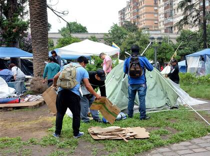 Los manifestantes, ayer, mientras levantaban el acampe en la capital norteña