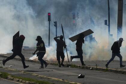 Los manifestantes chocan con la policía durante las protestas contra las políticas económicas del presidente Guillermo Lasso en el centro de Quito, Ecuador, el jueves 23 de junio de 2022.