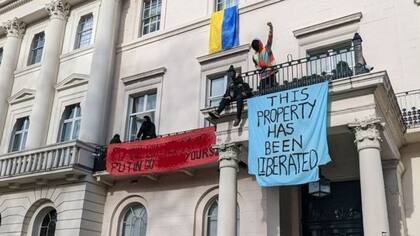 Los manifestantes colgaron banderas ucranianas sobre la mansión, que se cree que es propiedad del oligarca Oleg Deripaska