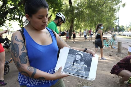 Los manifestantes colgaron carteles en pedido de justicia por Marcela Bimonte
