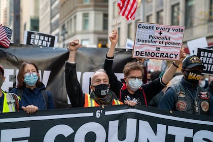 Pese a los avances en la lucha contra la pandemia, el barbijo seguirá siendo parte del paisaje en la vida pública norteamericana