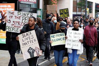 Muchos carteles y pocos barbijos en la protesta en Londres