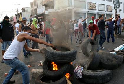 Los manifestantes construyen barricadas mientras chocan con las fuerzas de seguridad de Venezuela en Ureña.