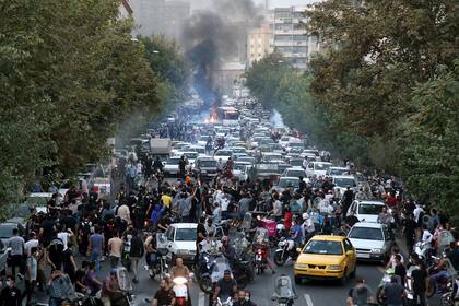 Los manifestantes corean consignas durante una protesta por la muerte de Mahsa Amini en Teherán, Irán, en septiembre de 2022