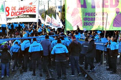 Los manifestantes durante el corte de las vías del ferrocarril Roca