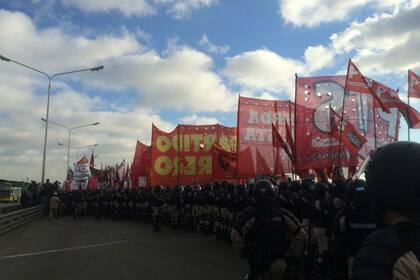 Cientos de manifestantes cortaron Puente Pueyrredón