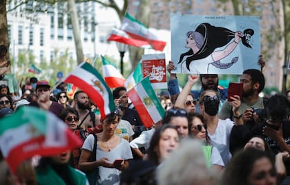 Los manifestantes exhiben una bandera gigante de Irán antes de la revolución mientras se reúnen en Trafalgar Square, en Londres, el sábado 16 de septiembre de 2023, cuando hoy se conmemora el aniversario de la muerte de Mahsa Amini en Irán.
