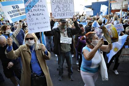 Los manifestantes frente al Congreso de la Nación con banderas y carteles contra la reforma judicial
