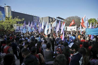 Los manifestantes frente al predio de La Rural