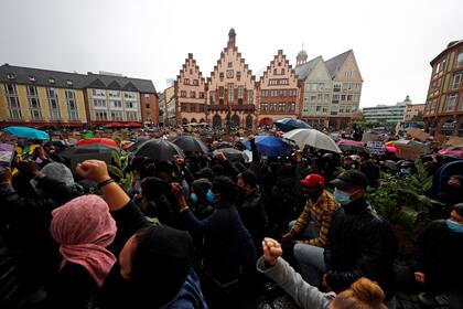Uuna protesta contra la brutalidad policial y la muerte en la custodia policial de George Floyd en Frankfurt, Alemania