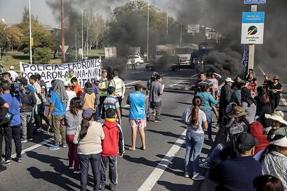 Los manifestantes habrían sido convocados por Chamán Loquillo, luego que fuese allanada su casa en busca de armas