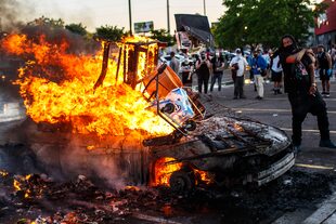 Los manifestantes incendian un vehículo en el tercer día de protestas por la muerte de George Floyd en manos de la policía
