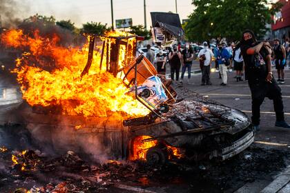 Los manifestantes incendian un vehículo en el tercer día de protestas por la muerte de George Floyd en manos de la policía