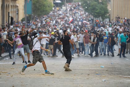 Los manifestantes libaneses, enfurecidos por una explosión mortal atribuida a la negligencia del gobierno, chocan con las fuerzas de seguridad por segunda noche consecutiva cerca de una calle de acceso al parlamento en el centro de Beirut el 9 de agosto de 2020