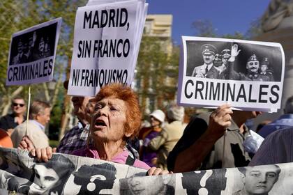 Los manifestantes llevan una pancarta con la imagen de Adolf Hitler y Francisco Franco durante una protesta frente a la Corte Suprema de Madrid para pedir al gobierno que prohíba el entierro del dictador español Francisco Franco en la Catedral de la Almudena en Madrid