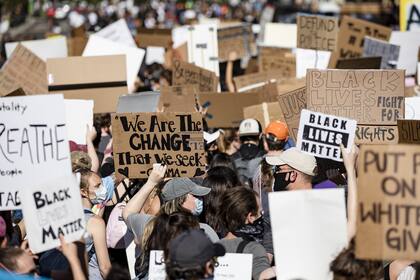 Los manifestantes marchan cerca de la Casa Blanca por la muerte de George Floyd el 7 de junio de 2020 en Washington D.C.