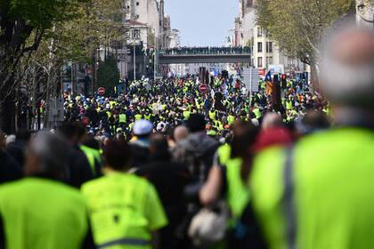 Los manifestantes marchan en París.