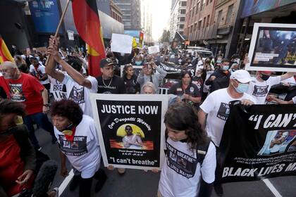 Los manifestantes marchan en Sídney para apoyar la causa de las protestas estadounidenses por la muerte de George Floyd